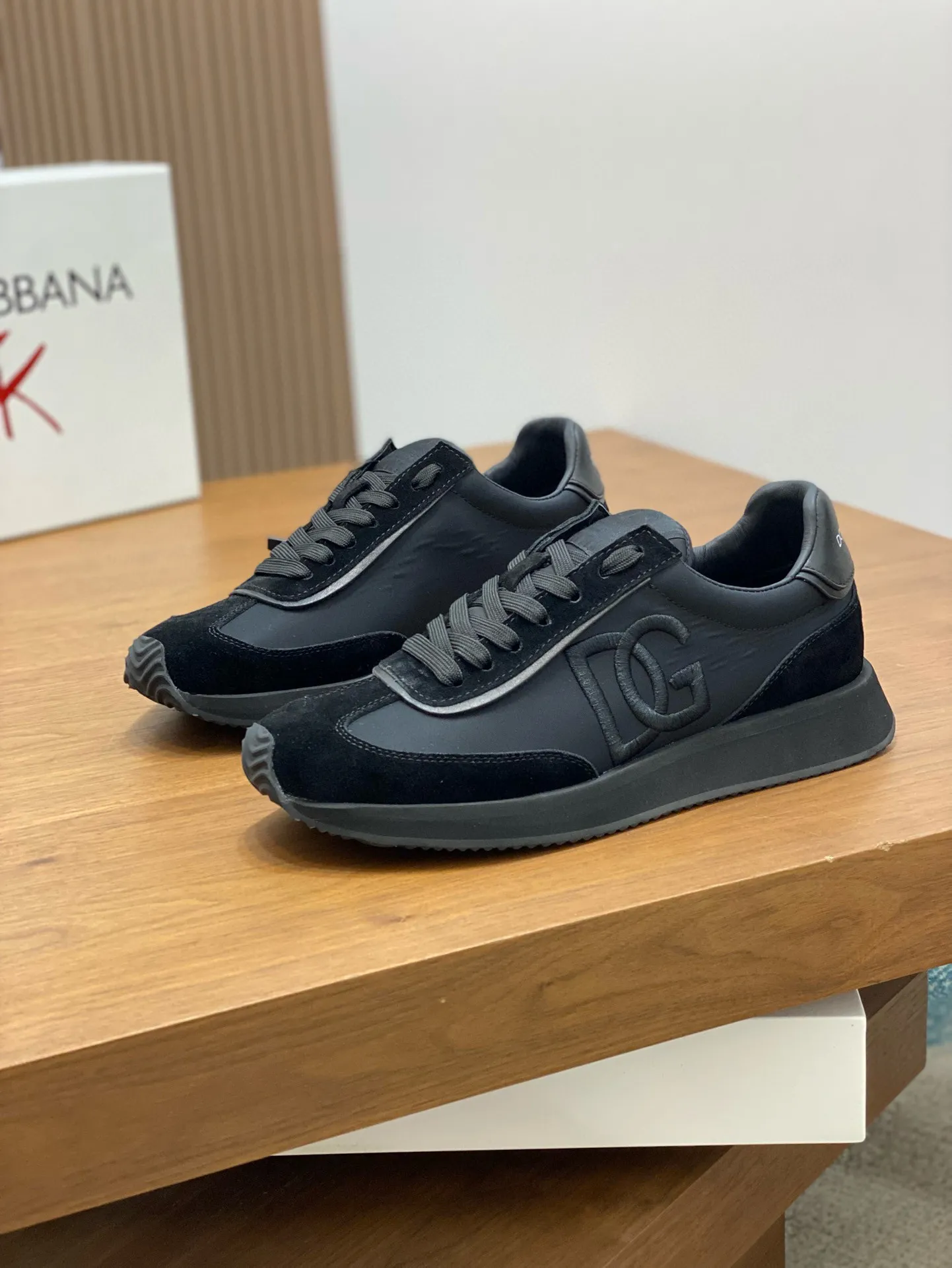 Factory price: 458💰••New products••Dolce&Gabbana••DG✔️High-end men's sports•casual shoes. Original goods from top counters. Original imported cowhide, multi-material splicing design ➕Imported cowhide lining, cowhide feet ➕Original TPR elastic outsole. Size: 39-44 (38, 45 customized)